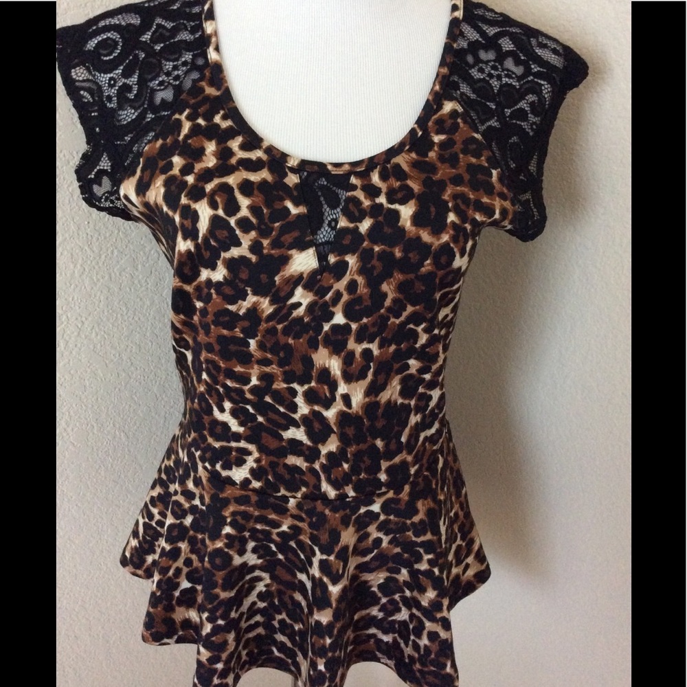 Animal print leopard Guess top peplum bottom fitted style top blouse scoop neck